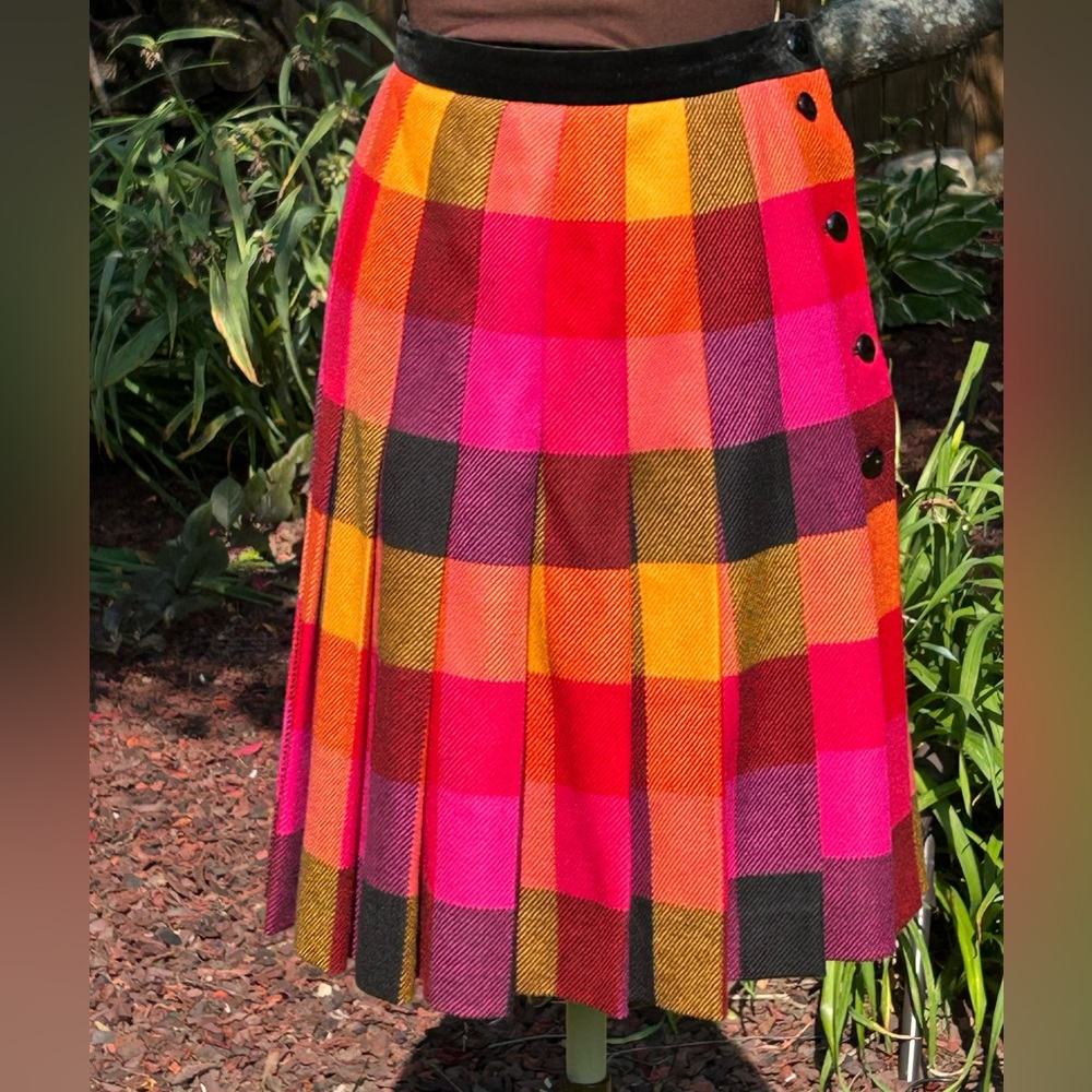 ESCADA s36 plaid wool skirt-likely vintage-pristine-pleated-side bottom-velvet